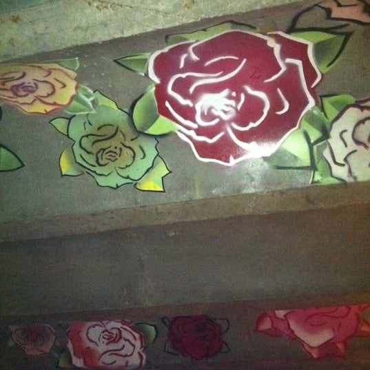 Foto scattata a Pink Rose da Jeri B. il 9/24/2011
