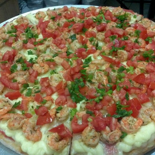 Photo taken at Vitrine da Pizza - Pizza em Pedaços by Rodrigo S. on 5/4/2012