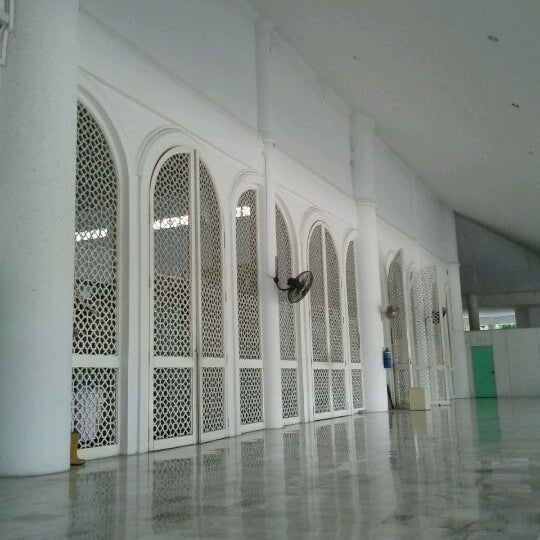 Foto Di Masjid Lapangan Terbang Sultan Abdul Aziz Shah Moschea In Subang