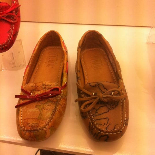 Fotos En Shoe Palace قصر الأحذية Zapateria En العليا