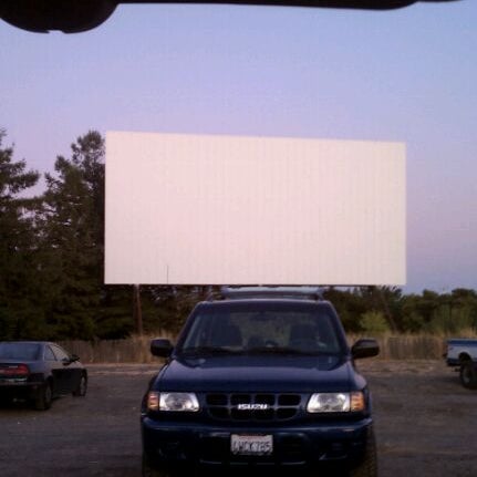 รูปภาพถ่ายที่ West Wind Sacramento 6 Drive-In โดย Craig P. เมื่อ 9/5/2011