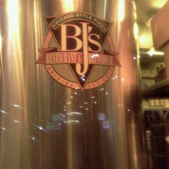 Foto diambil di BJ&#39;s Restaurant &amp; Brewhouse oleh Chelsea Mychelle S. pada 6/19/2011