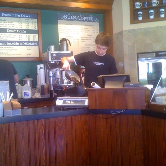 Das Foto wurde bei Greenberry&#39;s Coffee &amp; Tea von Amy S. am 4/17/2011 aufgenommen
