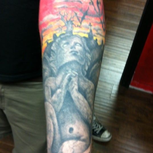 6/5/2012 tarihinde Todd B.ziyaretçi tarafından Epic Tattoos'de çekilen fotoğraf
