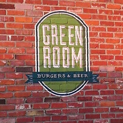 Снимок сделан в Green Room Burgers &amp; Beer пользователем James M. 7/24/2012