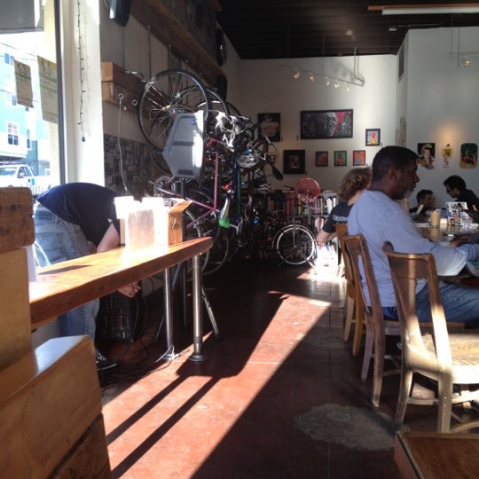 4/20/2012にAndrea W.がActual Cafeで撮った写真
