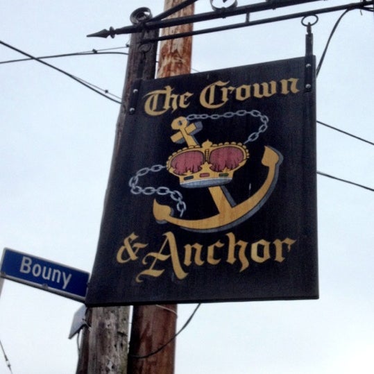 Foto tomada en The Crown &amp; Anchor  por Aimee M. el 7/8/2012
