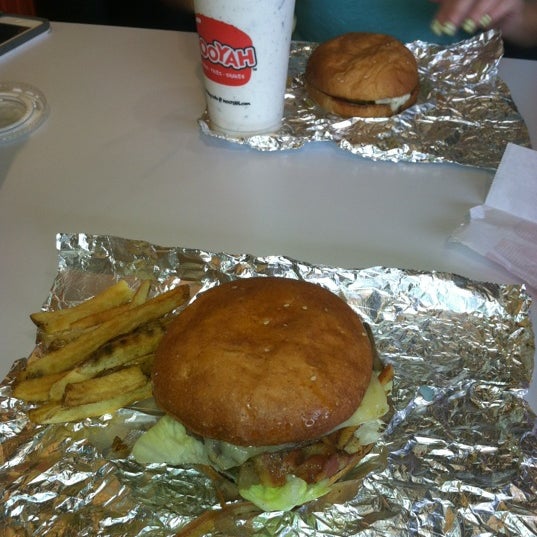 Foto diambil di MOOYAH Burgers, Fries &amp; Shakes oleh Mason M. pada 6/11/2012