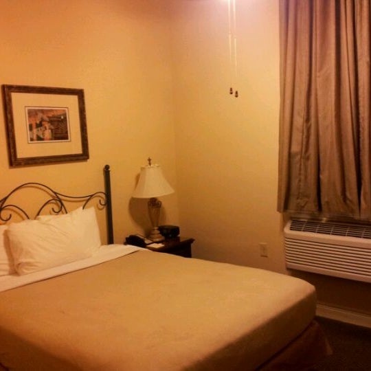 Das Foto wurde bei The Ambassador Hotel von Yazeed am 5/12/2012 aufgenommen