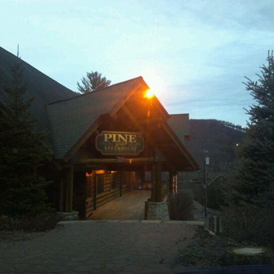 12/22/2011 tarihinde Daniel L.ziyaretçi tarafından Pine Lodge Steakhouse'de çekilen fotoğraf
