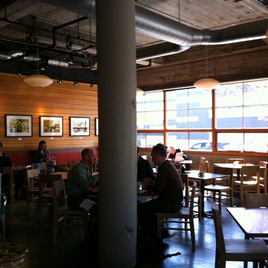 รูปภาพถ่ายที่ Daily Cafe โดย Jason G. เมื่อ 4/12/2011