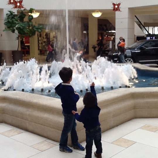 Foto tirada no(a) Aventura Mall Fountain por ᴡ R. em 2/12/2012
