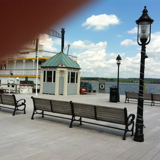 รูปภาพถ่ายที่ Potomac Riverboat Company โดย Ekaterina เมื่อ 7/30/2012