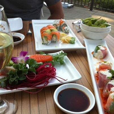 Снимок сделан в Nagoya Japanese Steakhouse &amp; Sushi пользователем Lezlie W. 8/19/2012