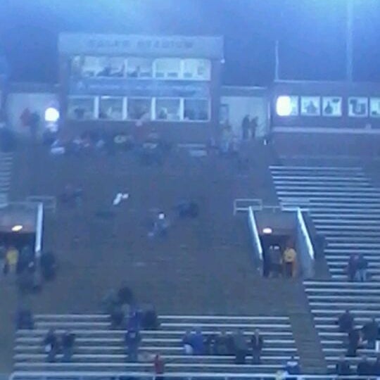 รูปภาพถ่ายที่ Salem Stadium โดย Cat M. เมื่อ 12/16/2011
