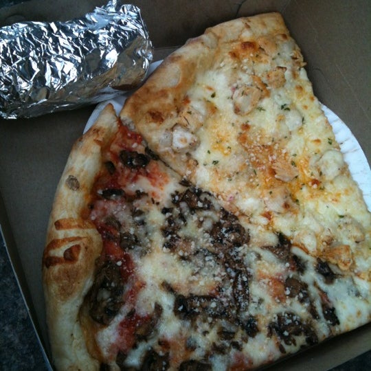 Photo prise au Gino &amp; Joe&#39;s Famous NY Pizza par Gregg P. le7/5/2012