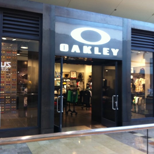 Oakley Store in 1 Garden State Plaza Blvd Paramus, NJ