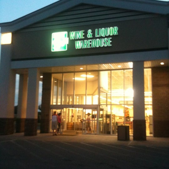 รูปภาพถ่ายที่ Exit 9 Wine &amp; Liquor Warehouse โดย Justin เมื่อ 8/12/2012