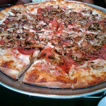 Снимок сделан в Paradise Pizza &amp; Pasta пользователем @Patrickb4 9/29/2011