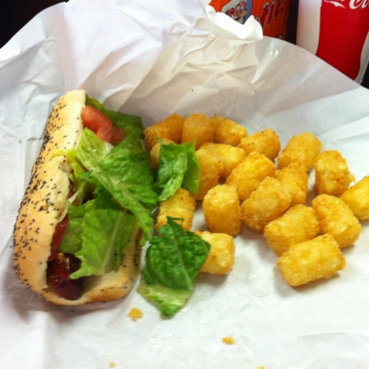 1/25/2012에 Nayeem Q.님이 The Hot Dog &amp; Burger Co에서 찍은 사진