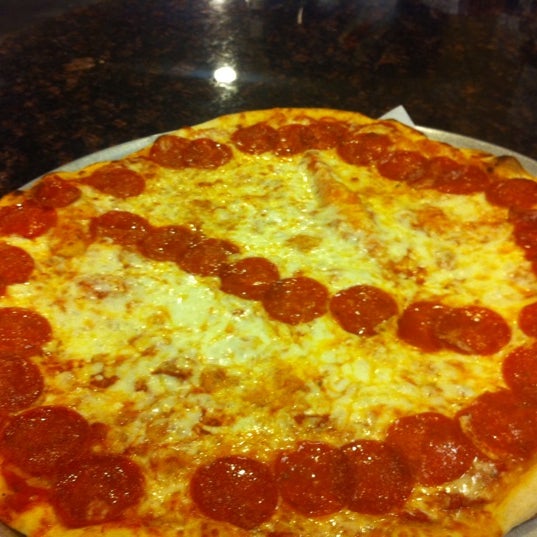 9/21/2011 tarihinde Telly L.ziyaretçi tarafından Liberatos Pizza'de çekilen fotoğraf