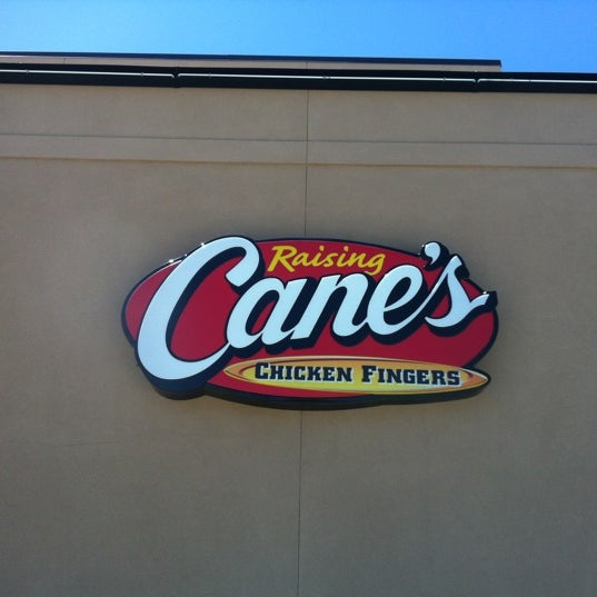 Foto diambil di Raising Cane&#39;s Chicken Fingers oleh Shortney B. pada 4/23/2012