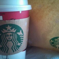 Foto tirada no(a) Starbucks por Maca K. em 1/5/2012