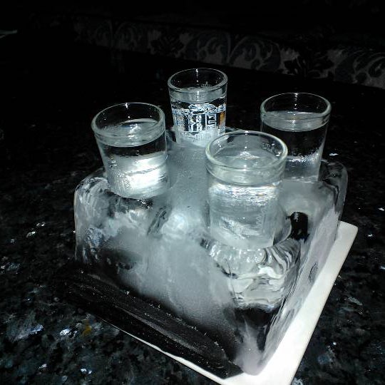 Foto tirada no(a) Czar Ice Bar por Remy E. em 4/22/2012