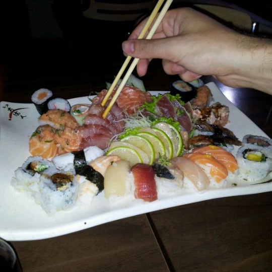 Das Foto wurde bei Restaurante Sushi Tori | 鳥 von Luciana C. am 2/28/2012 aufgenommen