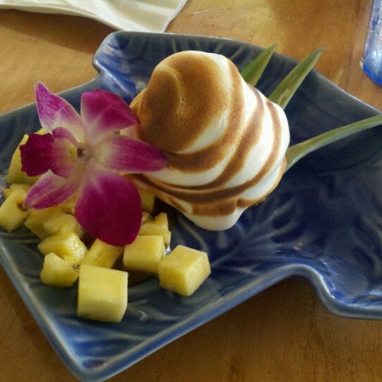 Photo taken at Hula Grill Kaanapali by Nannette M. on 2/6/2012