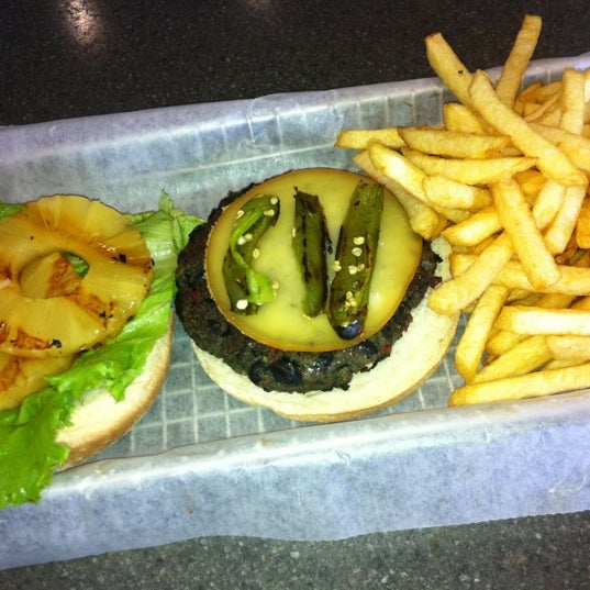 รูปภาพถ่ายที่ Burger Boss โดย Jeffrey S. เมื่อ 8/13/2012
