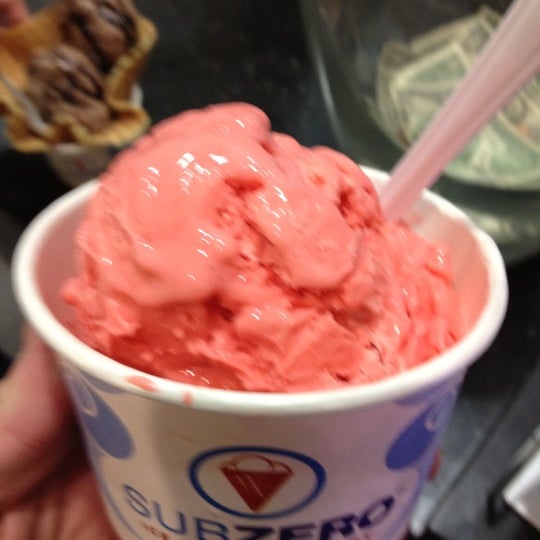 Снимок сделан в Sub Zero Ice Cream &amp; Yogurt пользователем Rusty C. 8/21/2012