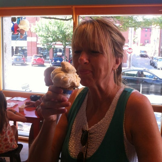 รูปภาพถ่ายที่ Captain Sam&#39;s Ice Cream โดย Cindy G. เมื่อ 7/3/2012