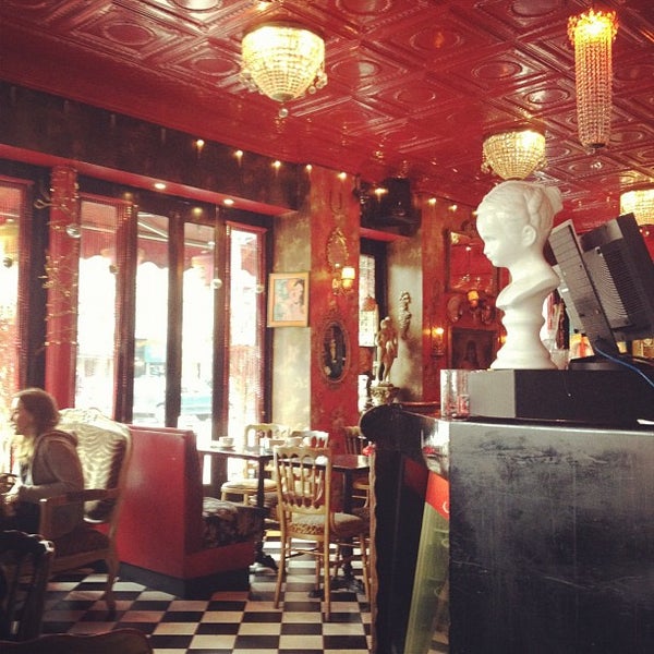 รูปภาพถ่ายที่ Simone Martini Bar &amp; Cafe โดย Lauren L. เมื่อ 4/1/2012