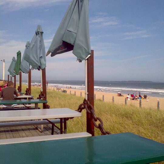 Foto scattata a Surf 6 Oceanfront Grille &amp; Bar da Blaine D. il 9/8/2012
