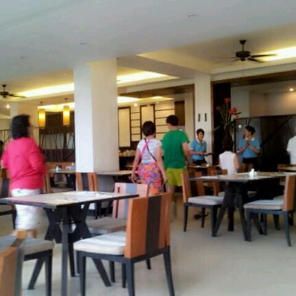 Das Foto wurde bei Andakira Hotel Phuket von Sasi Nipa Y. am 4/15/2012 aufgenommen
