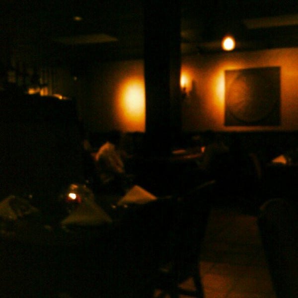 Foto scattata a Mantel Wine Bar and Bistro da Shua D. il 6/26/2012