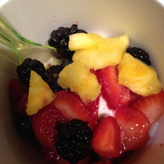 6/6/2012 tarihinde Joshua O.ziyaretçi tarafından Peachwave Frozen Yogurt'de çekilen fotoğraf