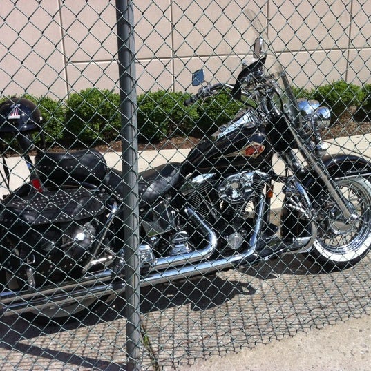 6/14/2012 tarihinde 🌴 erica 🌴ziyaretçi tarafından Bergen County Harley-Davidson'de çekilen fotoğraf