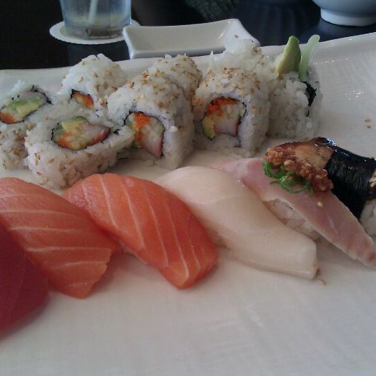 Foto diambil di Sushi Hana Fusion Cuisine oleh Aristo pada 5/30/2012