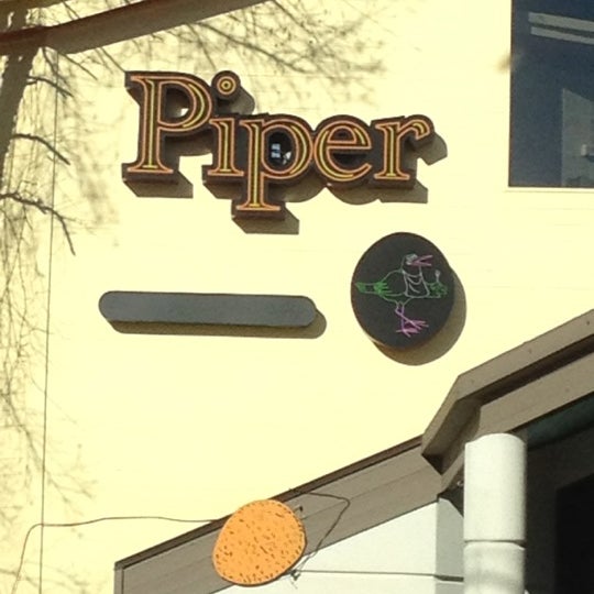 รูปภาพถ่ายที่ Piper Restaurant โดย GRhomes.com / J. เมื่อ 4/5/2012