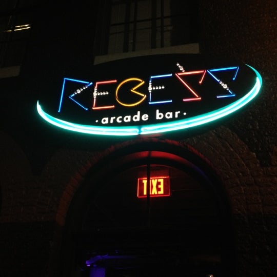 รูปภาพถ่ายที่ Recess Arcade Bar โดย Josh C. เมื่อ 8/5/2012