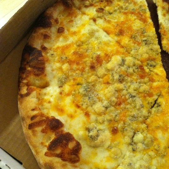 Foto diambil di PePe&#39;s Pizza oleh Christine R. pada 3/23/2012