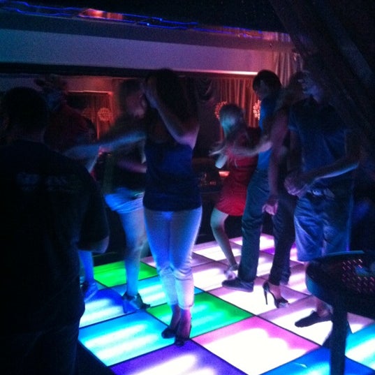 Photo prise au Party Room par Alesya A. le7/8/2012