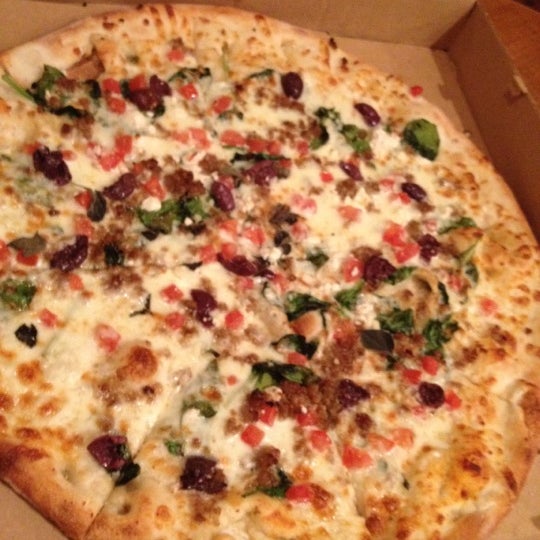 2/19/2012 tarihinde jeffery k.ziyaretçi tarafından Slyce Pizza Bar'de çekilen fotoğraf