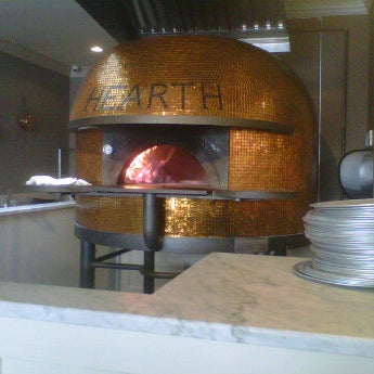 4/10/2012 tarihinde shimmyziyaretçi tarafından Burrata Wood Fired Pizza'de çekilen fotoğraf