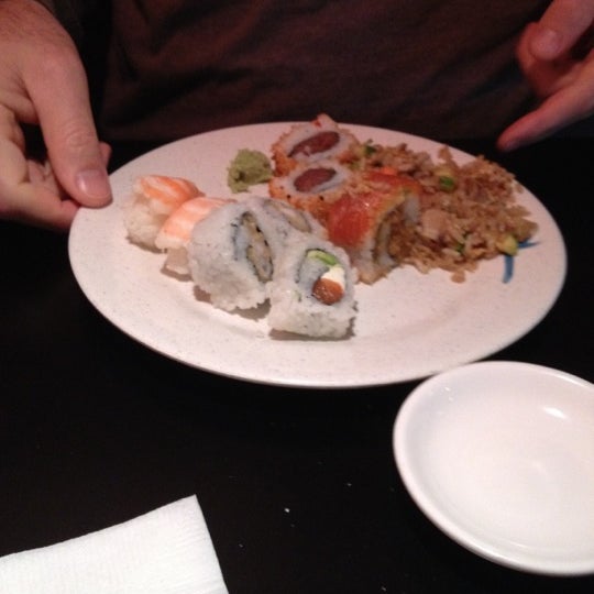 รูปภาพถ่ายที่ Sushi Bites โดย Chris B. เมื่อ 2/10/2012