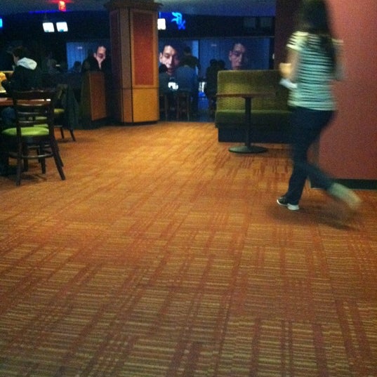2/19/2012 tarihinde Brandon L.ziyaretçi tarafından 10Pin Bowling Lounge'de çekilen fotoğraf