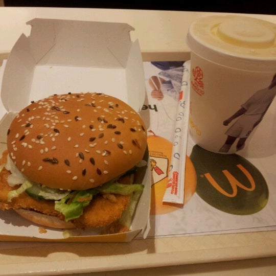 รูปภาพถ่ายที่ McDonald&#39;s โดย Moos-ie เมื่อ 7/18/2012