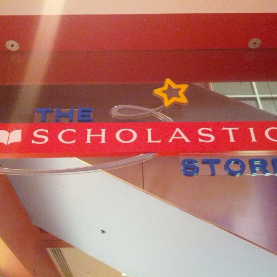รูปภาพถ่ายที่ The Scholastic Store โดย Ben B. เมื่อ 8/8/2012
